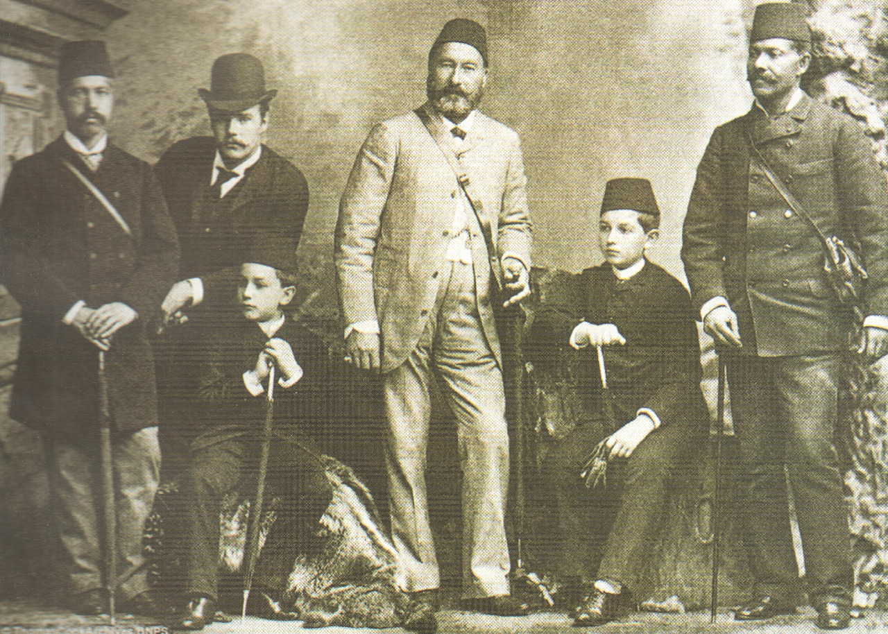 توماس كوك إلى جانب الخديوي عباس حلمي والأمير محمد علي خلال الزيارة الملكية لإنجلترا، 1886