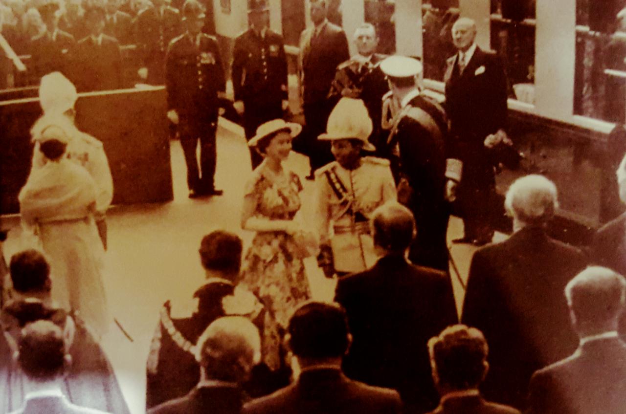 الملكة اليزابيث تستقبل الملك فيصل الثاني ملك العراق في محطة قطار في لندن، 1956