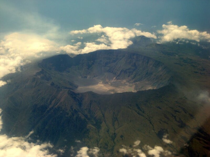 صورة لفوهة بركان تمبورا – المصدر: Volcanogeek